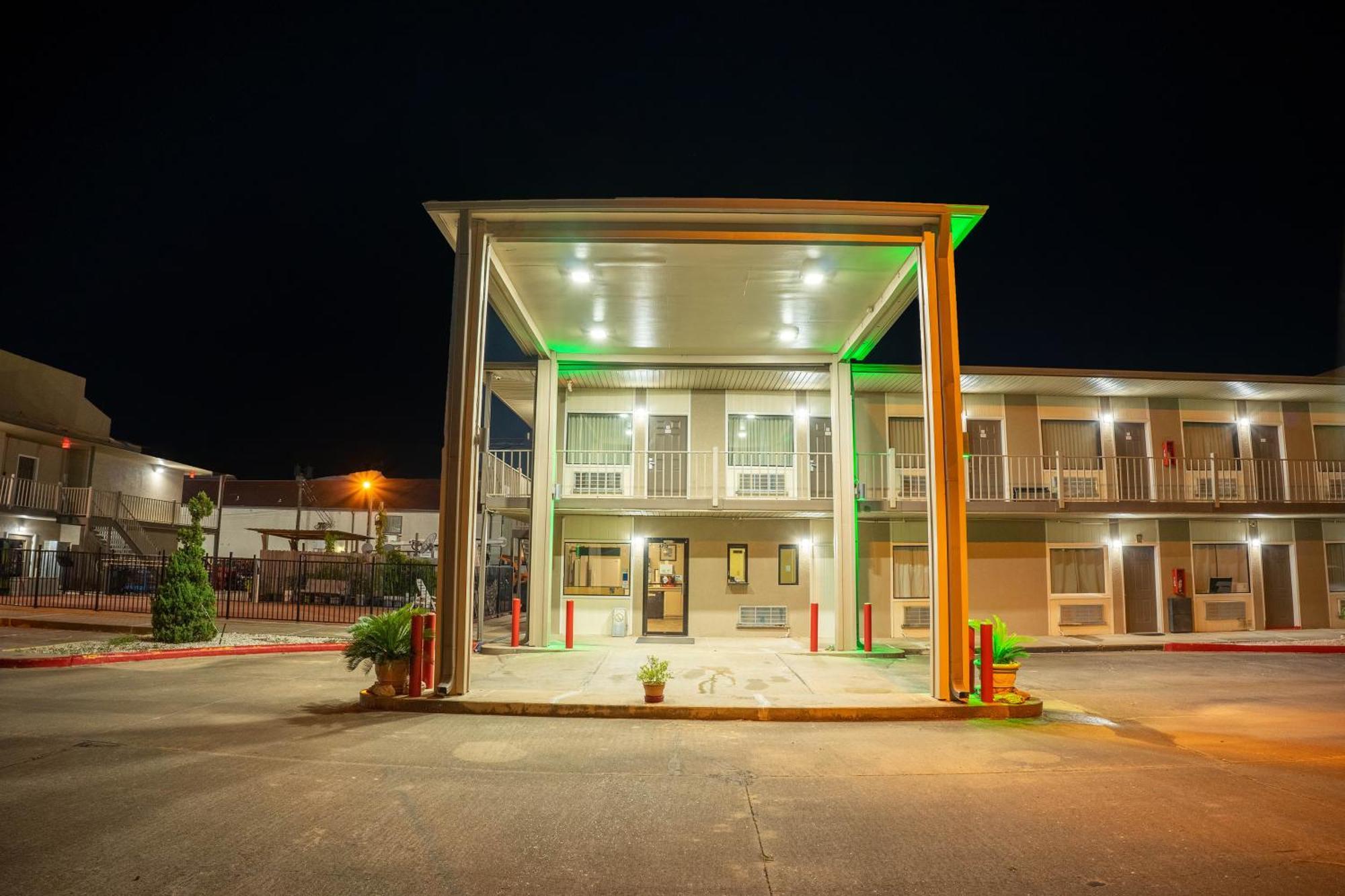 Regency Inn & Suites By Oyo Bay City Tx Kültér fotó