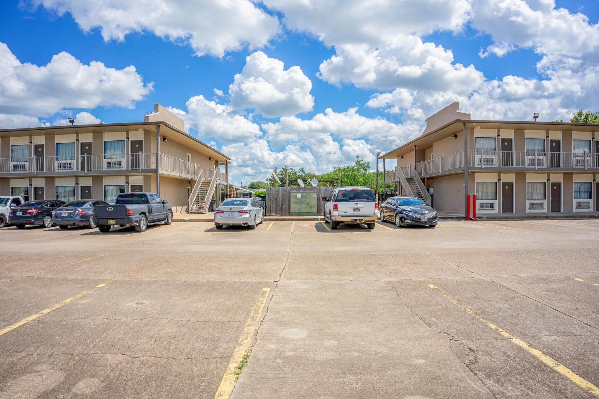 Regency Inn & Suites By Oyo Bay City Tx Kültér fotó